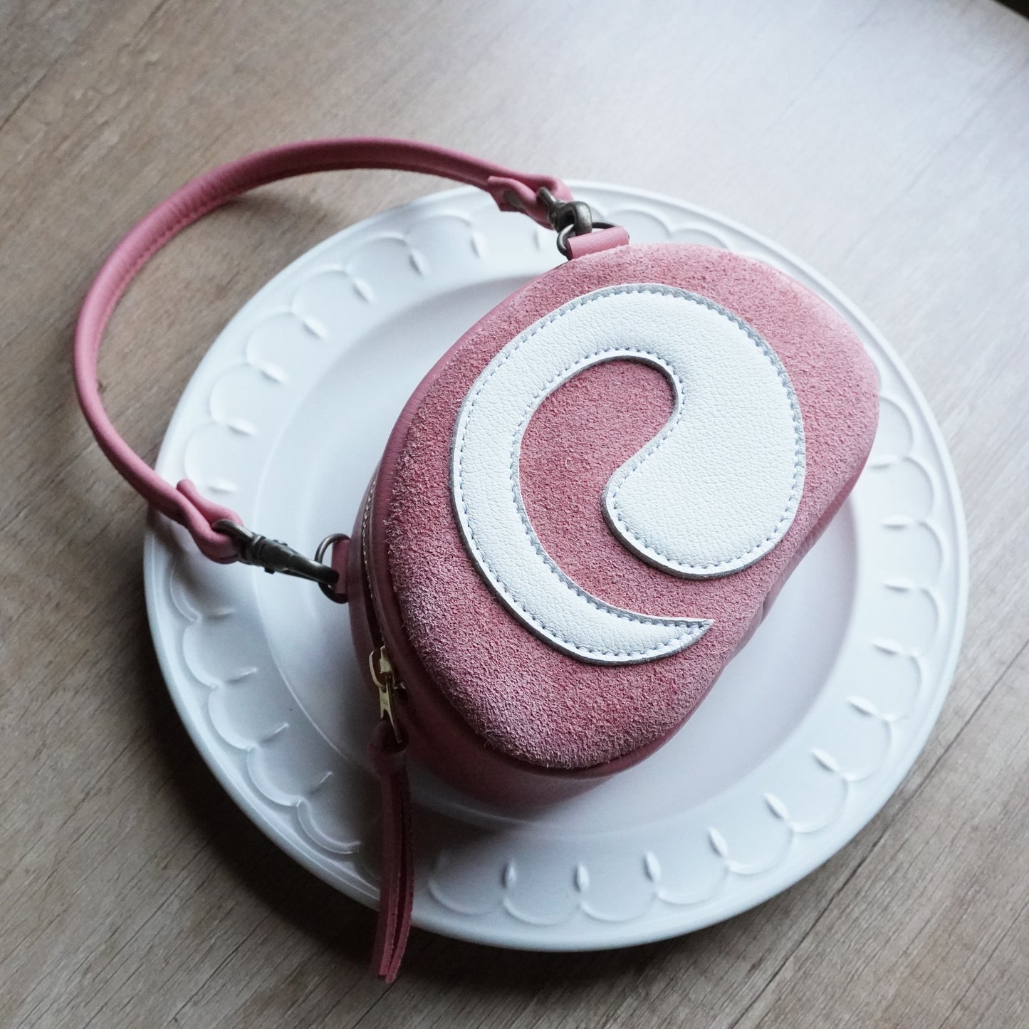 ピンクロールケーキのハンドストラップポーチ